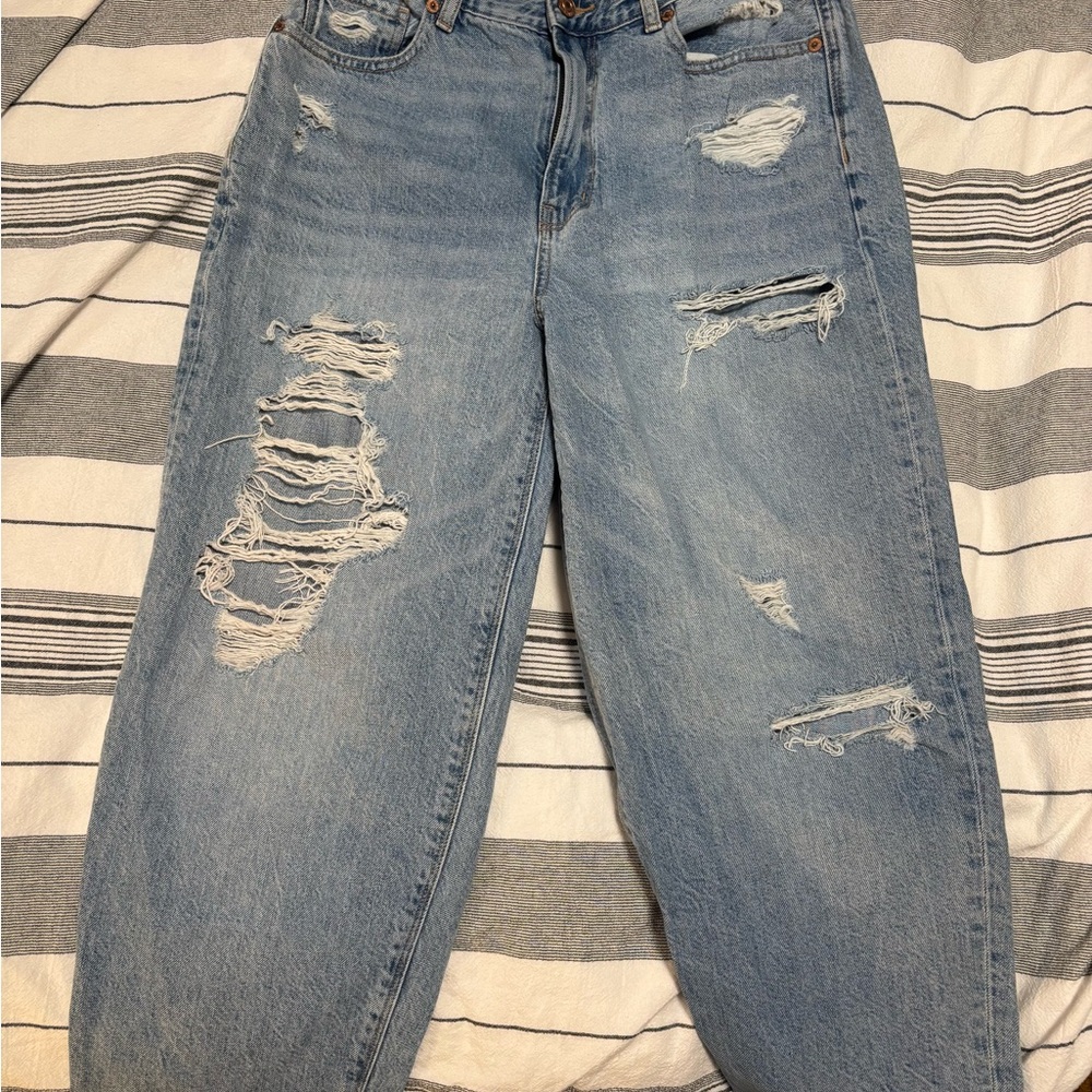 American Eagle Outfitters Light Blue Distressed Relaxed Fit Mom Jeans